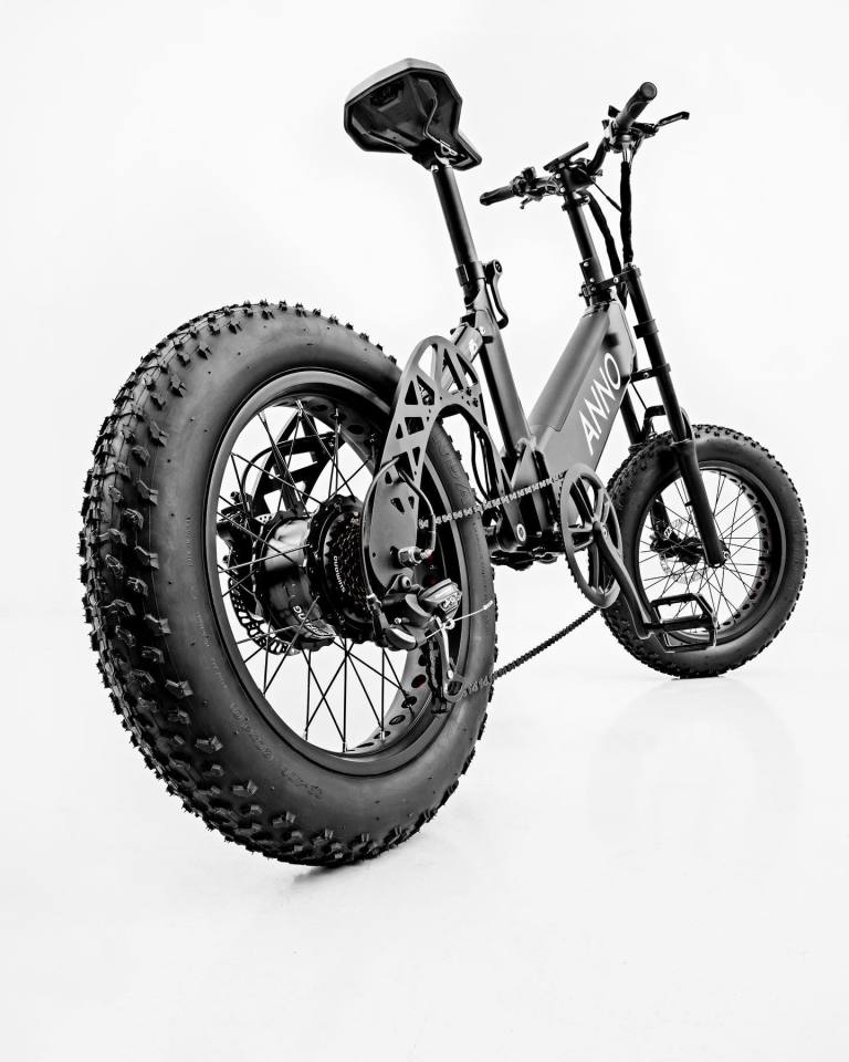 The Annobike A1 features a chain drive and seven gears, with the EU version pedal-assist only while the US gets throttle control