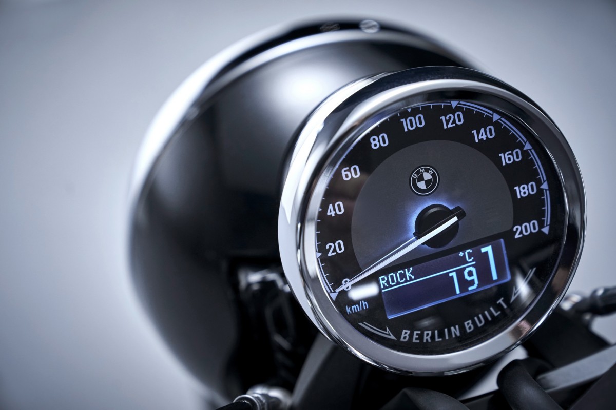 Headlight nacelle and instruments of the 2021 BMW R18