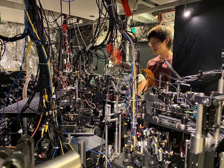The two-ton equipment used to create the world's lightest mirror