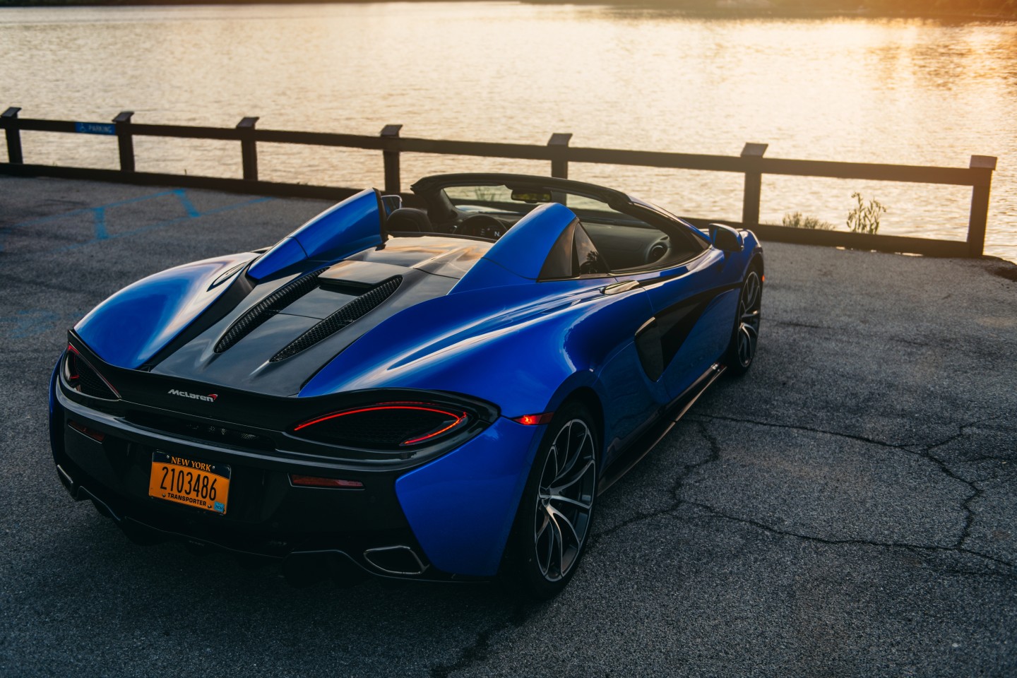Although cruising is what the 570S is made for, it's also highly photogenic at a standstill