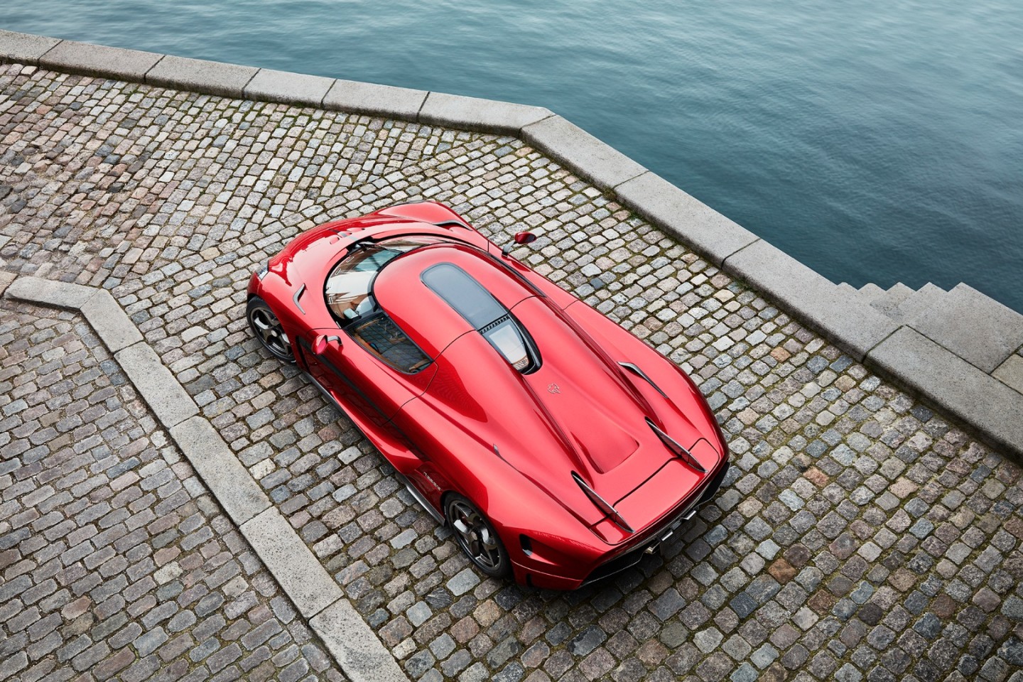 The Regera doesn't have a transmission