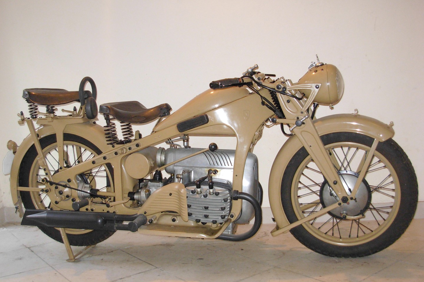 1933 ZÜNDAPP K800W Military model | Sold for € 18,975 (US$ 22,409) | Bonhams, Paris | 7 Feb 2013 |
