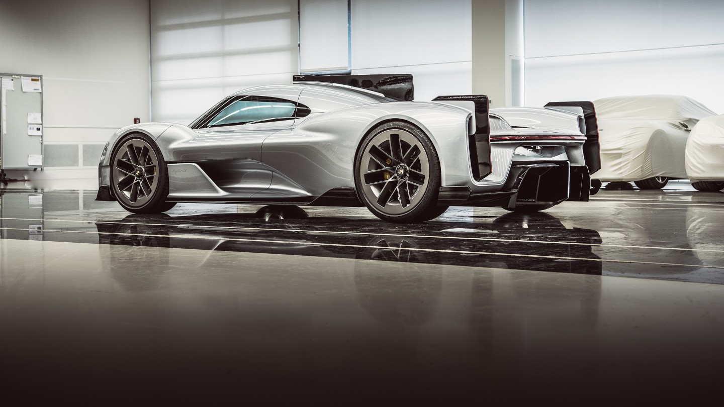 Those sidelines are pure hypercar craziness, and they look amazing