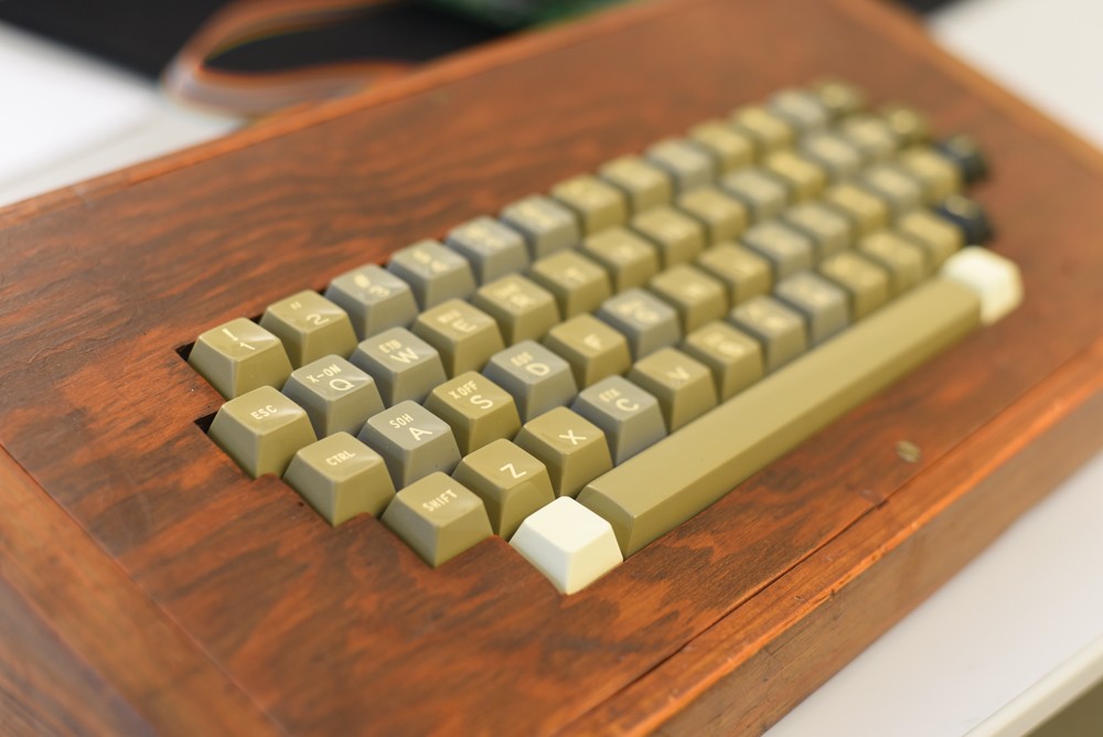 The lot comes with a vintage Datanetics keyboard in wooden case