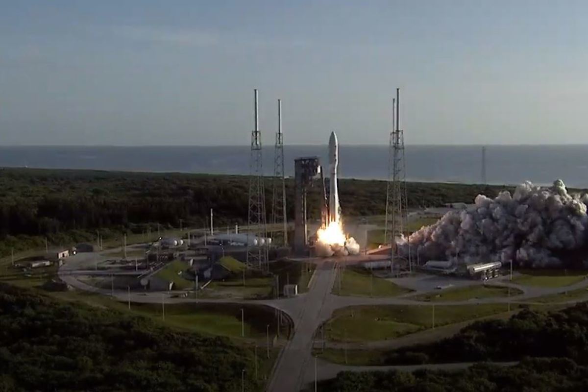Mars 2020 lifting off