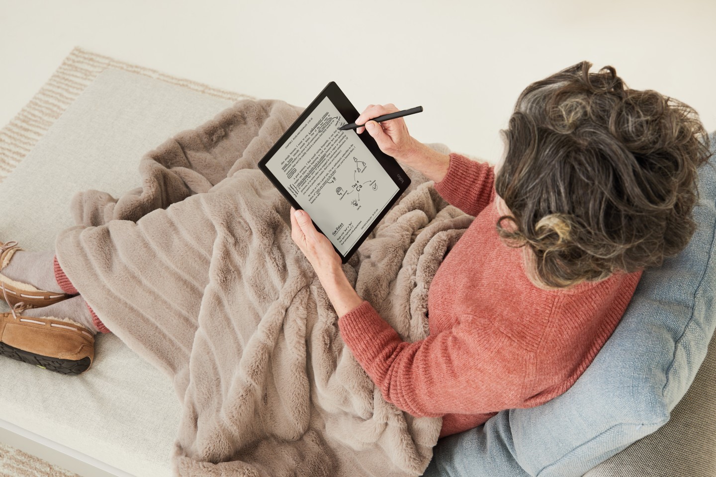 Digital bookworms can annotate documents, make notes or doodle using the included stylus