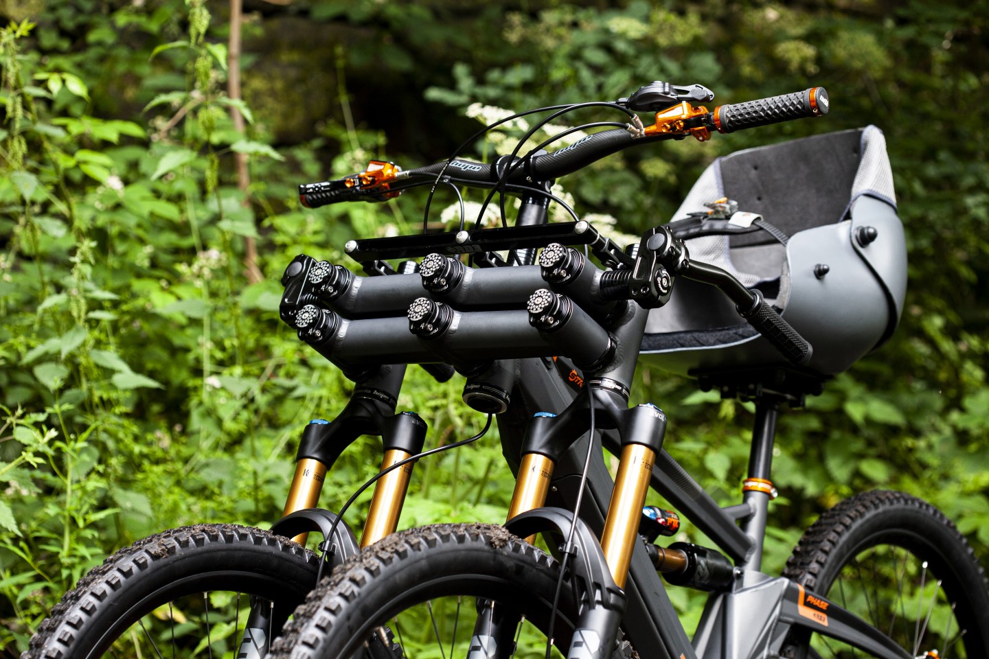 A close look at the Orange Phase AD3's cantilever linkage