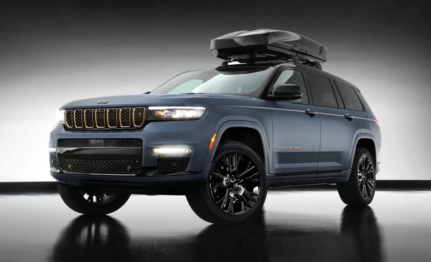 The Jeep Grand Cherokee L Breckenridge concept has a sweet, two-tone custom paint job and Thule cargo box