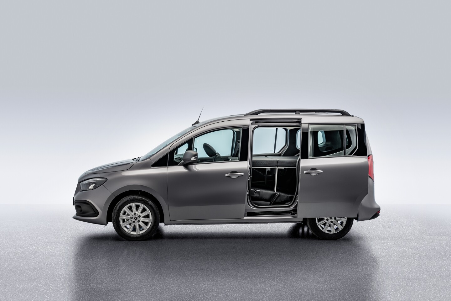 The Citan uses its two sliding doors for a convenient micro-camper configuration