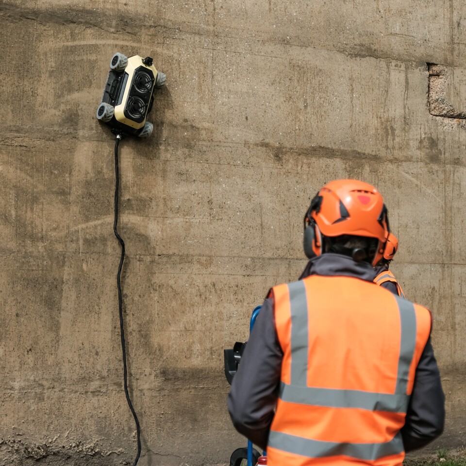 Although operated mainly by remote control, the HB1 is able to determine where it is relative to the entire wall surface