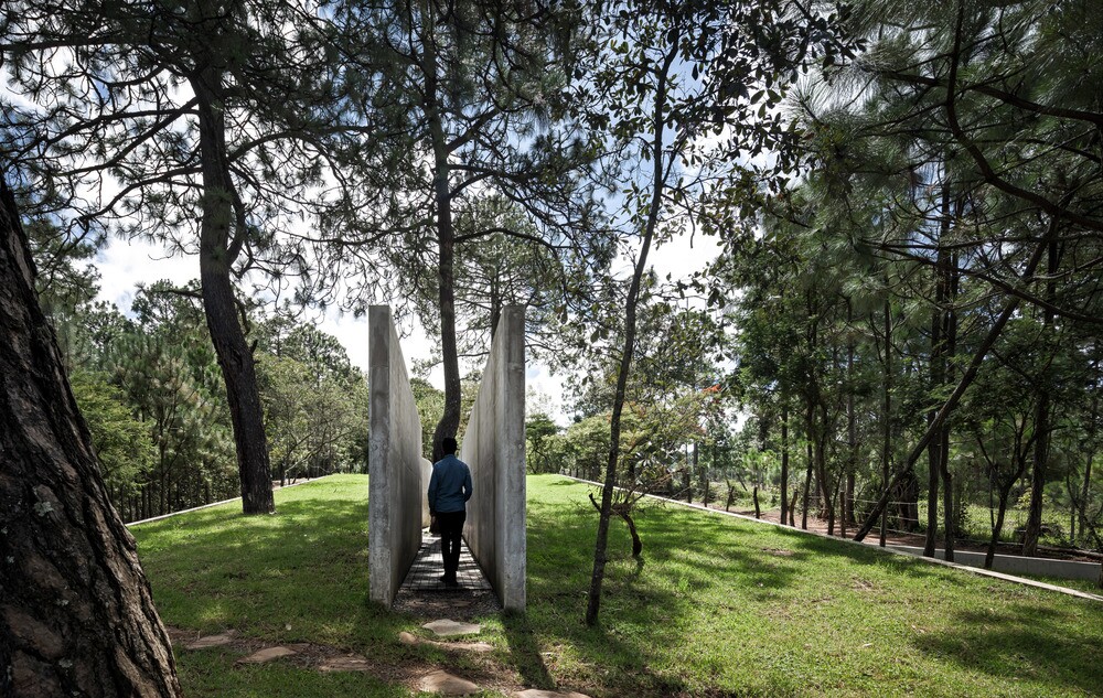 The entrance path allows just a single person to walk through it at a time, creating a mindful and reflective passage for its occupants