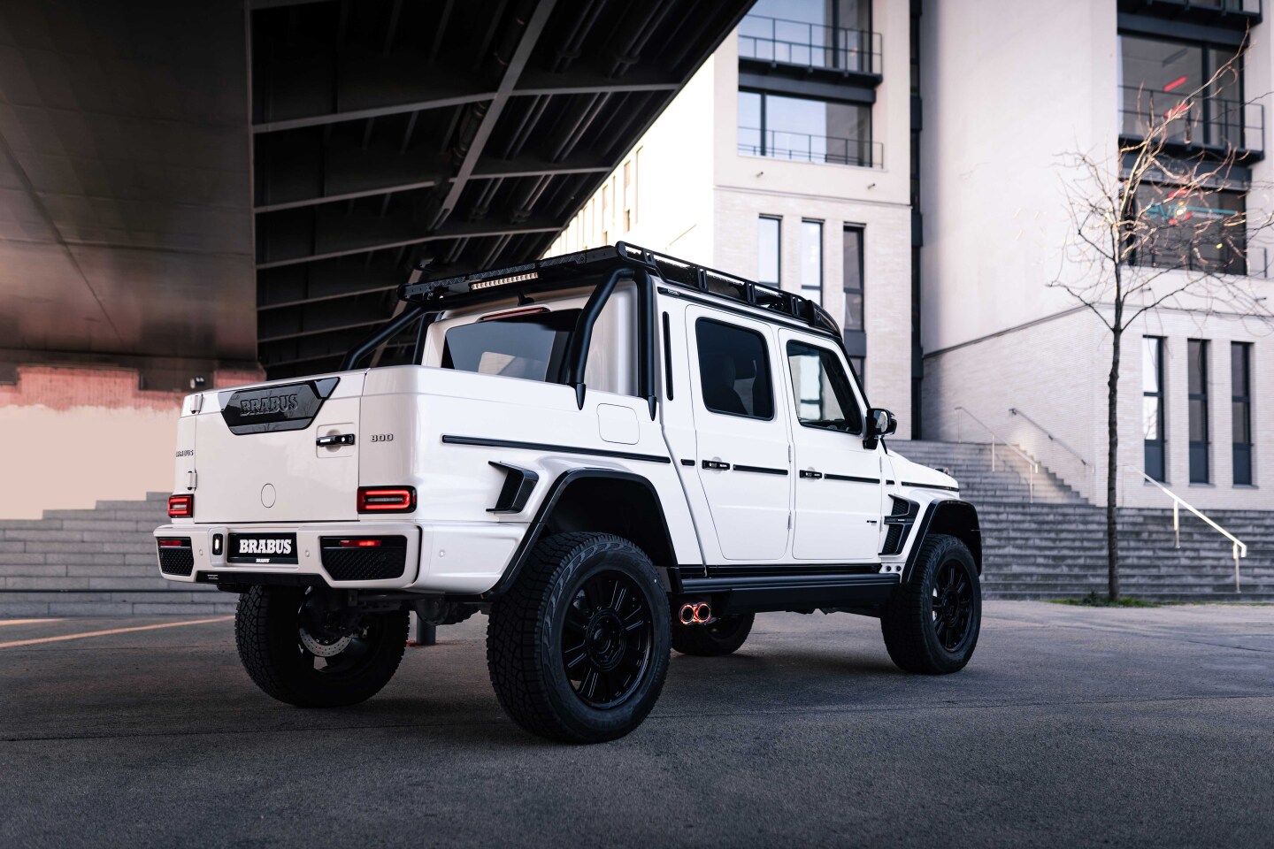 Brabus extends the length of the G-Class to 209 in (531 cm), from just under 192 in (488 cm, with rear-mounted spare tire) for the stock AMG G63