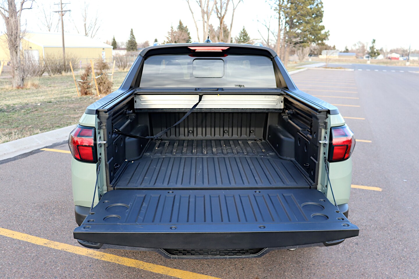 The Santa Cruz, despite its smaller size, has a higher cargo load capacity than does the Honda Ridgeline