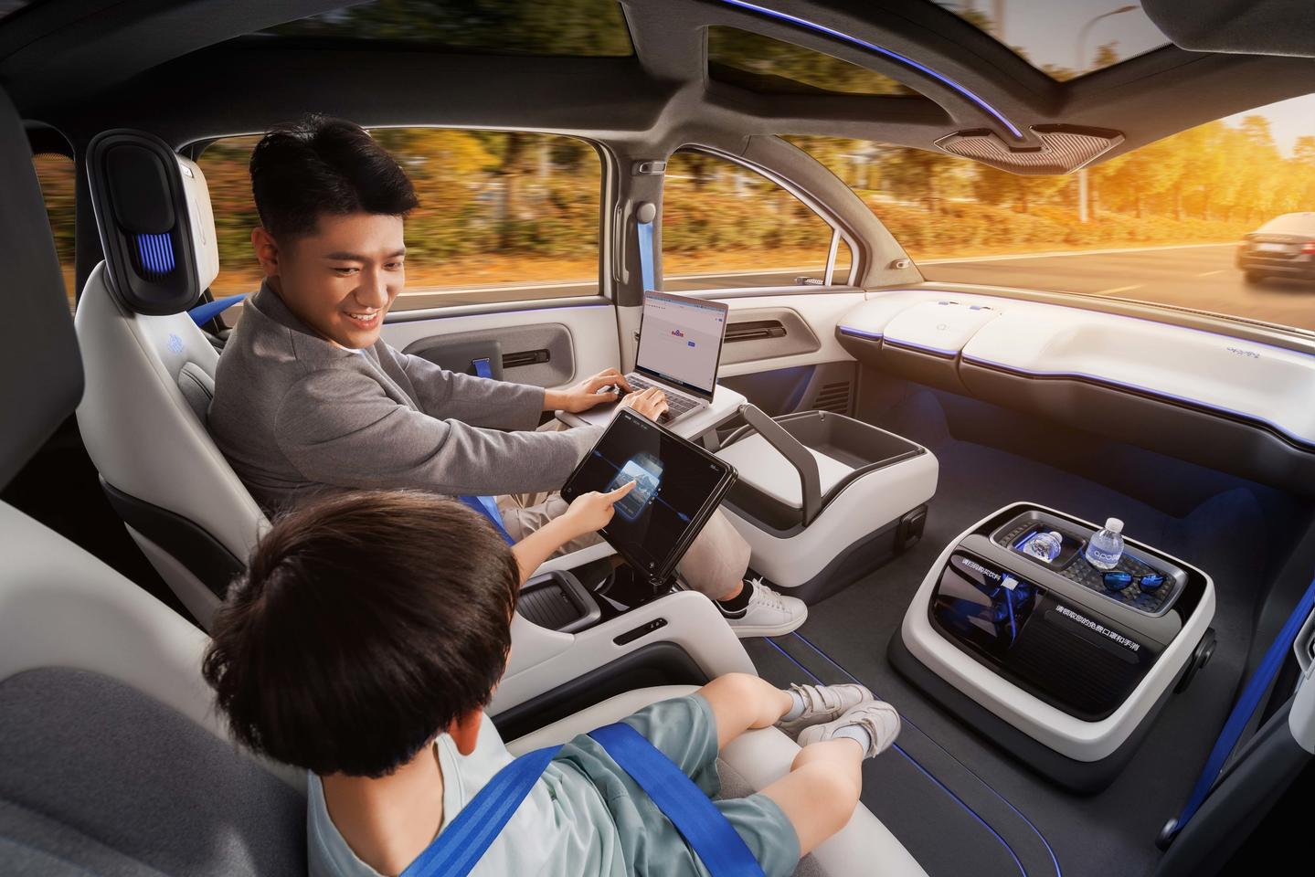 With a detachable steering wheel design, Apollo RT6 unlocks space for a more versatile in-car experience
