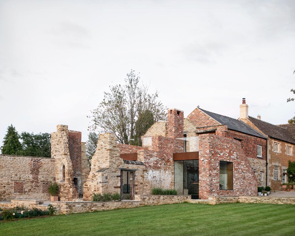 The Parchment Works was designed by Will Gamble Architects and is located in Northamptonshire. It's an extension of a house that is built into the ruins of an existing house