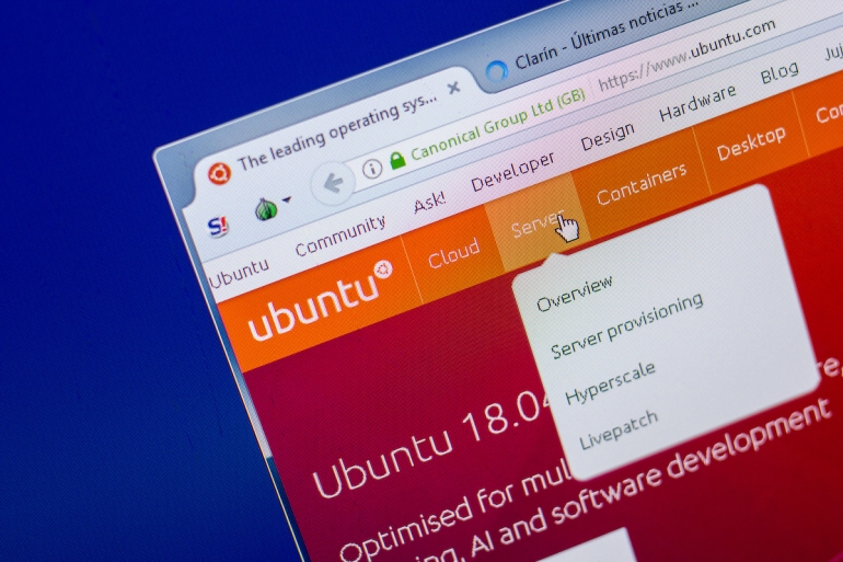 Homepage of Ubuntu website on the display of PC, url - Ubuntu.com.