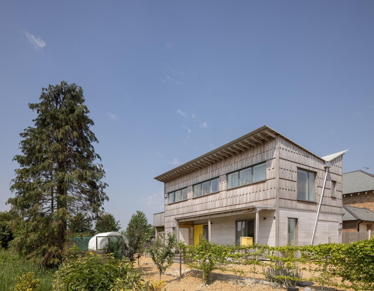 Mere House was designed by Mole Architects and is located in Cambridgeshire. The project has excellent energy efficiency and its grid-based energy use regularly hovers around zero
