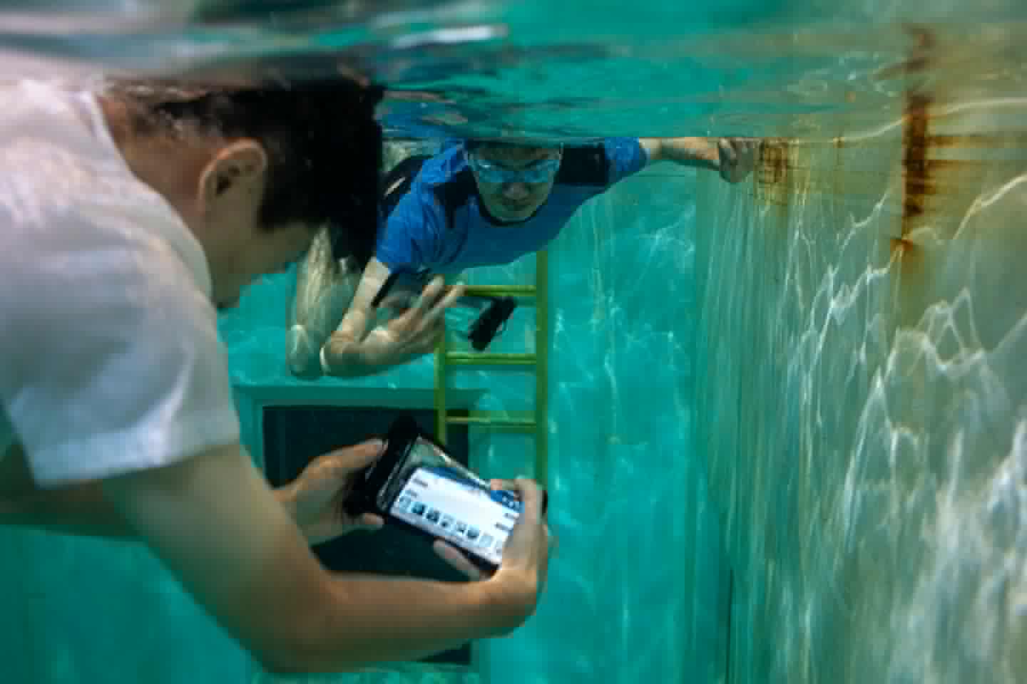 When AquaApp was run continuously on two Samsung Galaxy S9 smartphones at maximum volume with the screens activated, it reduced their battery charge by 32% over the course of four hours