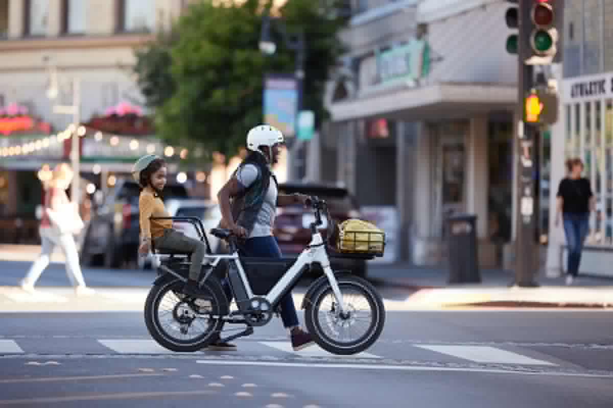 The Dubbel's step-through frame rocks multiple mounting points for a range of accessories, including a mini VIP section for kids that accommodates a child seat, wheel guards, a frame bag and passenger foot pegs
