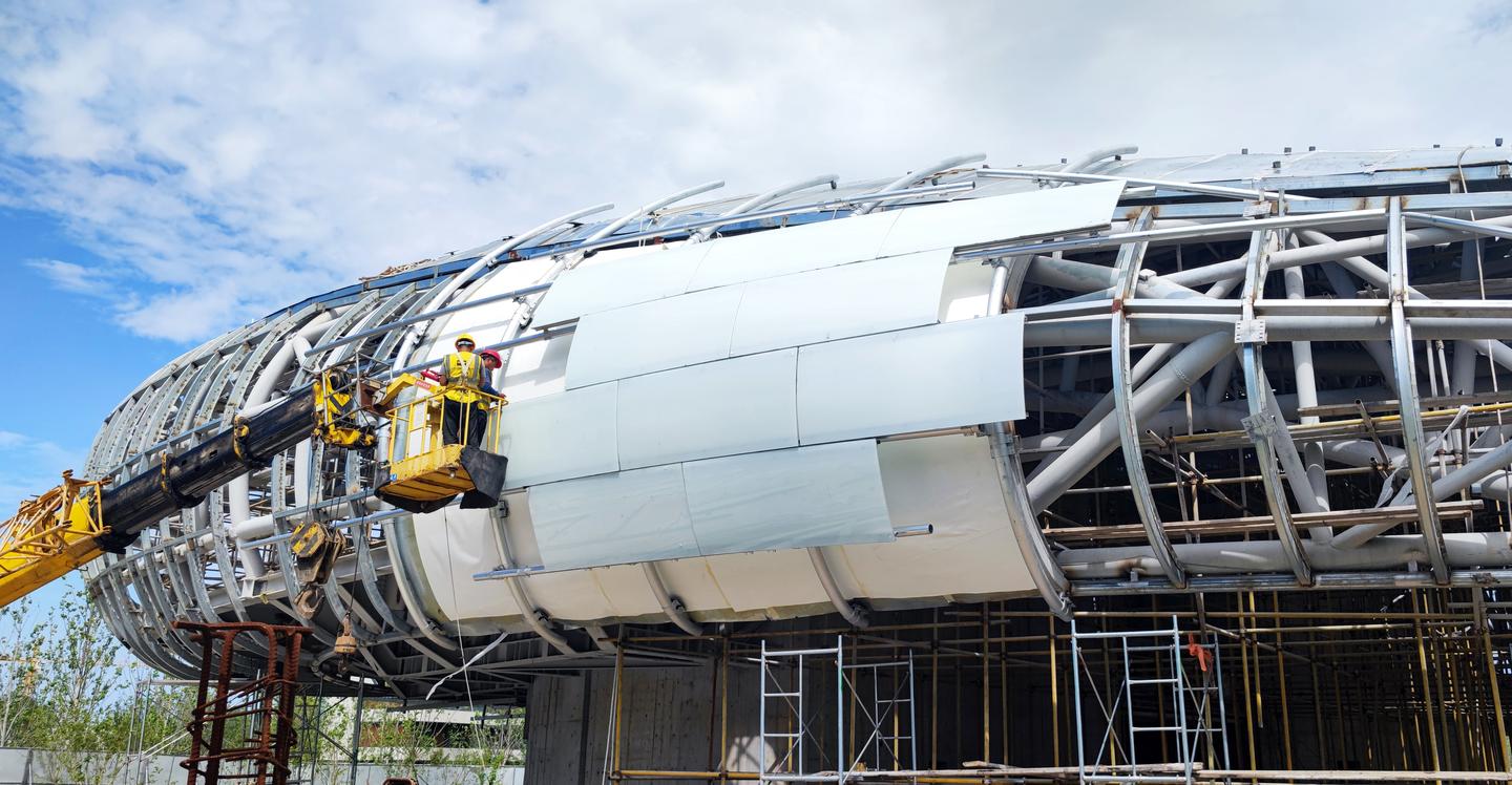 The Cloud Center will be finished in white glass panels that will reflect the sunlight, sky and surrounding landscape