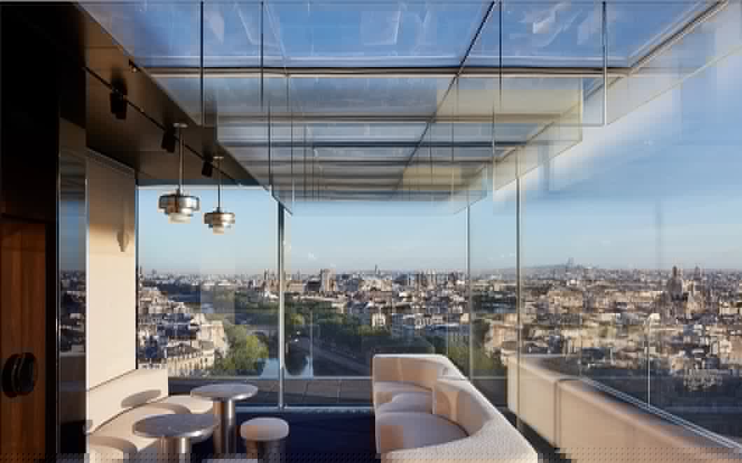 Large floor-to-ceiling glass panels flawlessly merge the interior spaces with the outdoors