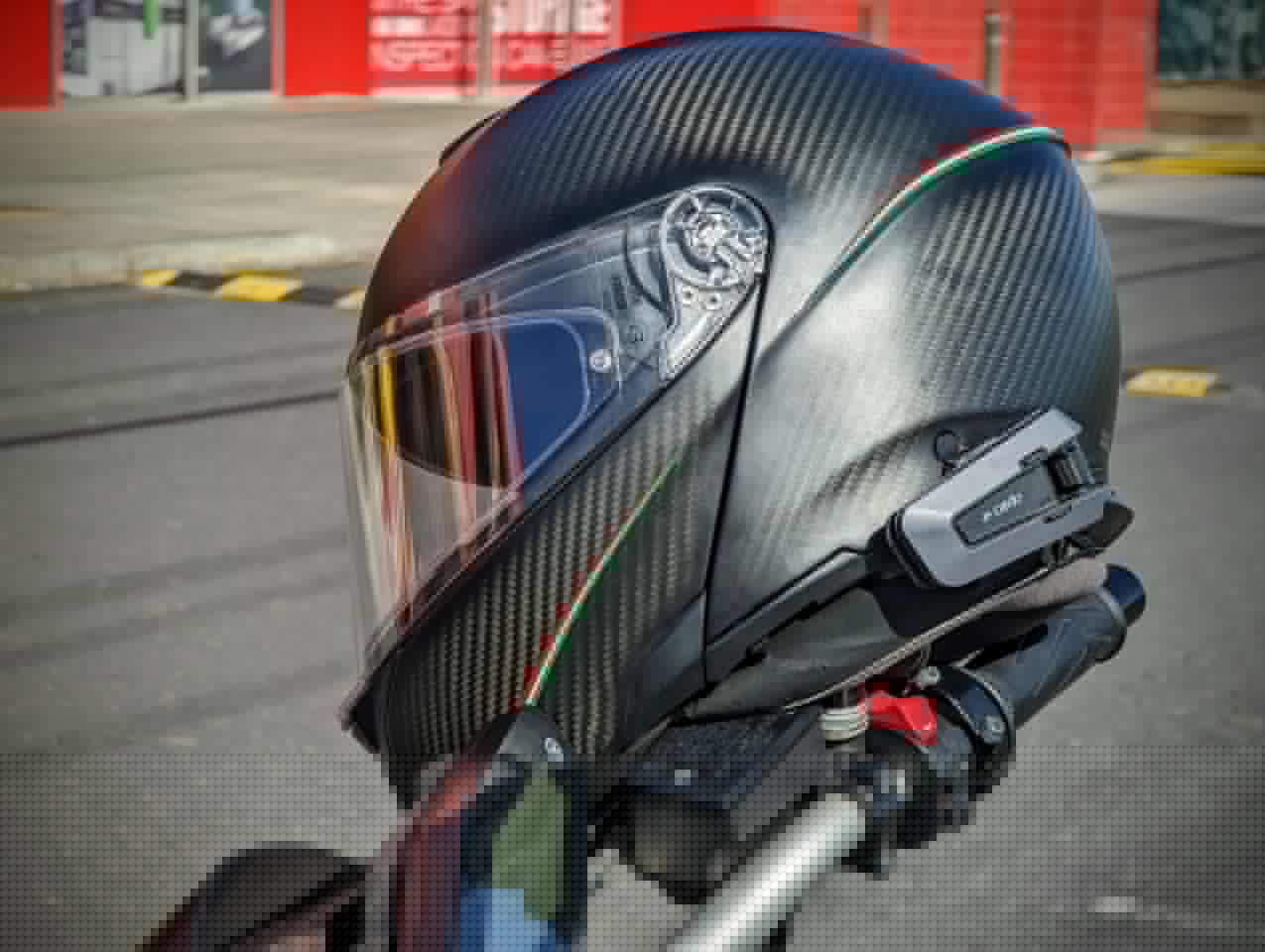 Fits easily to my AGV Sportmodular using a plastic clip mount