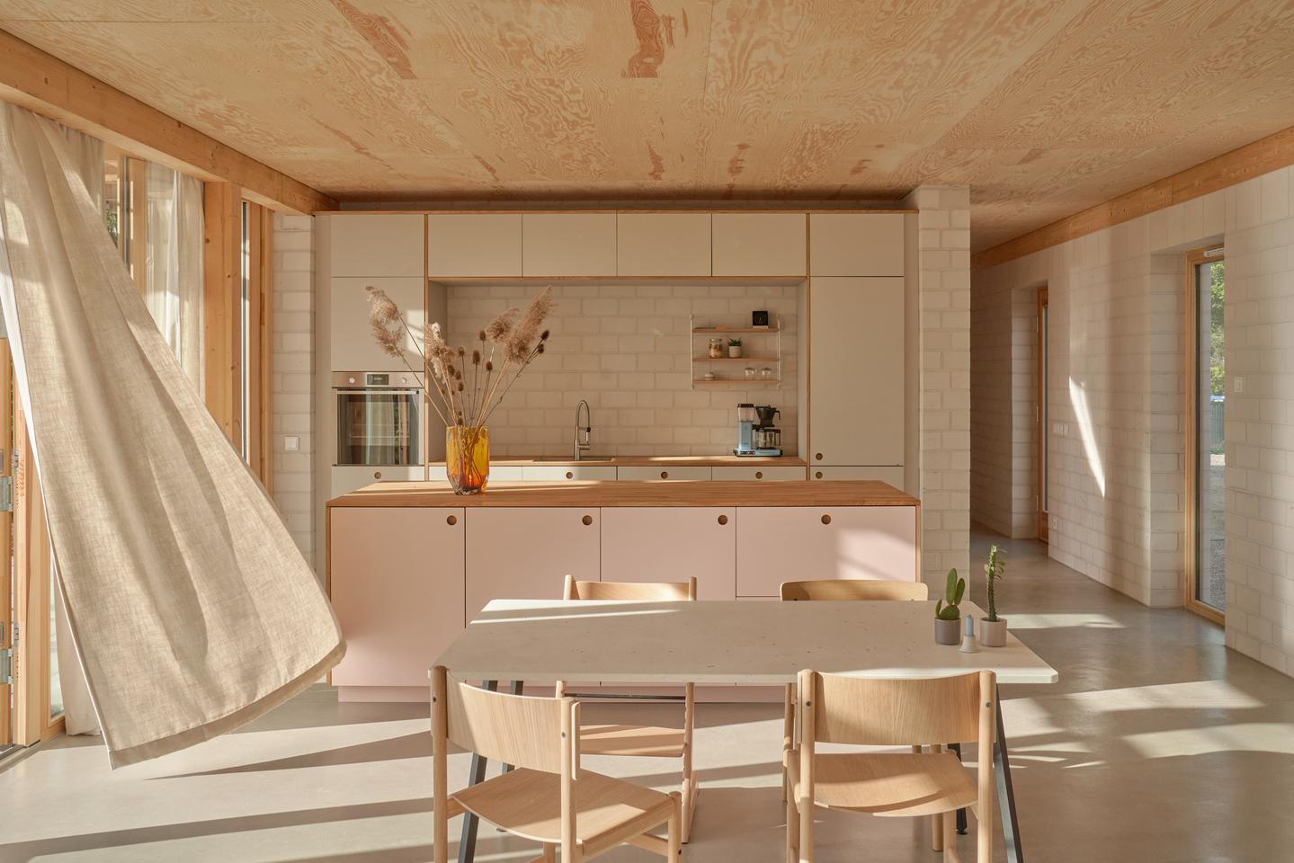 Das Glashaus' interior measures roughly 183 sq m (almost 2,000 sq ft)
