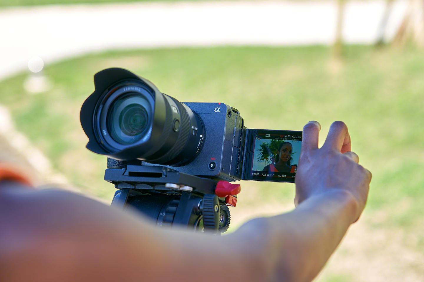 Framing up is undertaken using a vari-angle 3-inch touch display