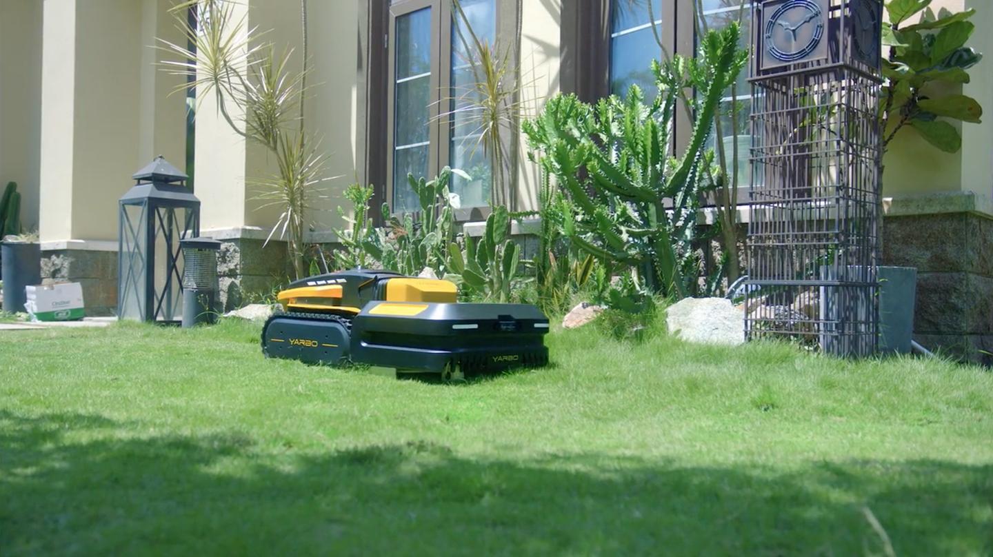 The Yarbo can be remotely monitored and/or activated via a 4G connection, plus it can be manually controlled in real time via a Wi-Fi-connected smartphone running its app