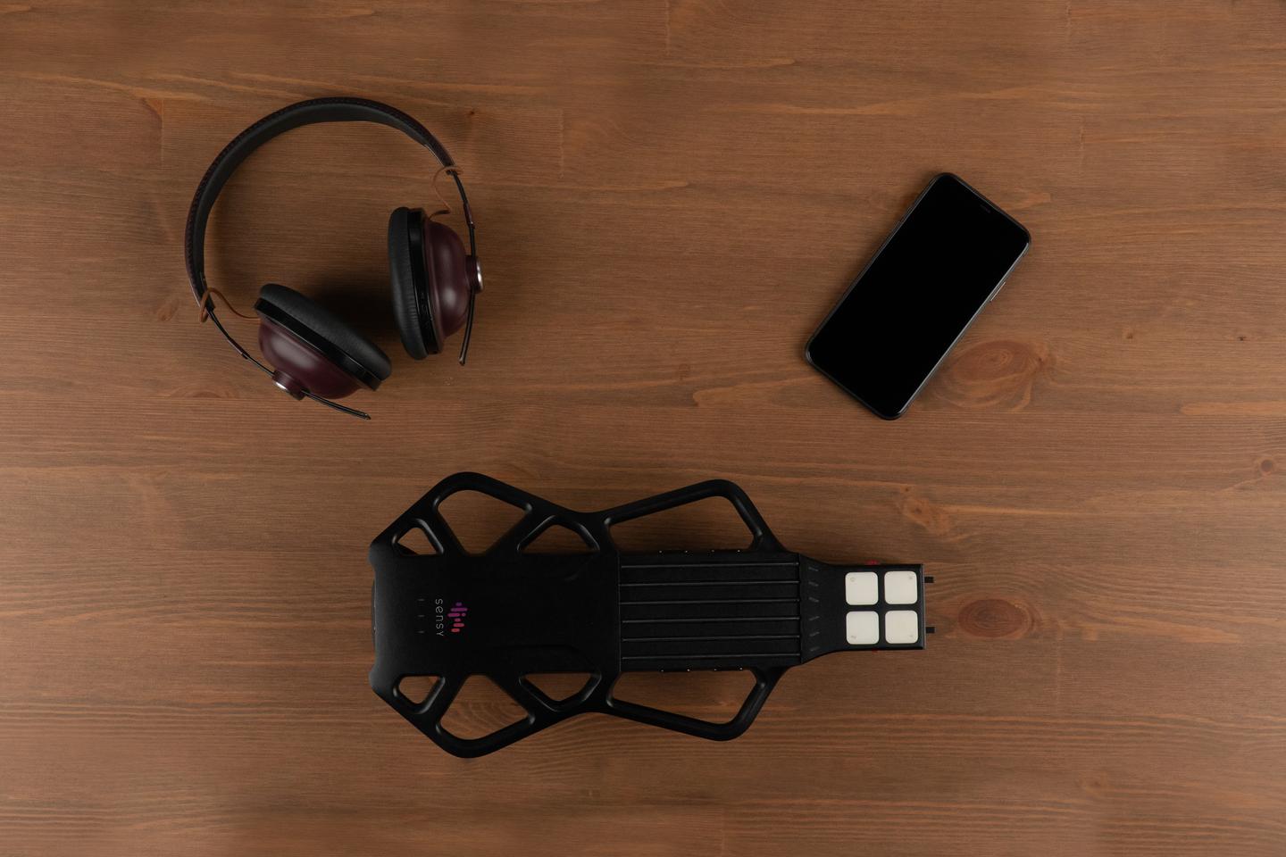 The Sensy Guitar can pair with a smartphone over Bluetooth LE, with lag said to be between 8-10 milliseconds