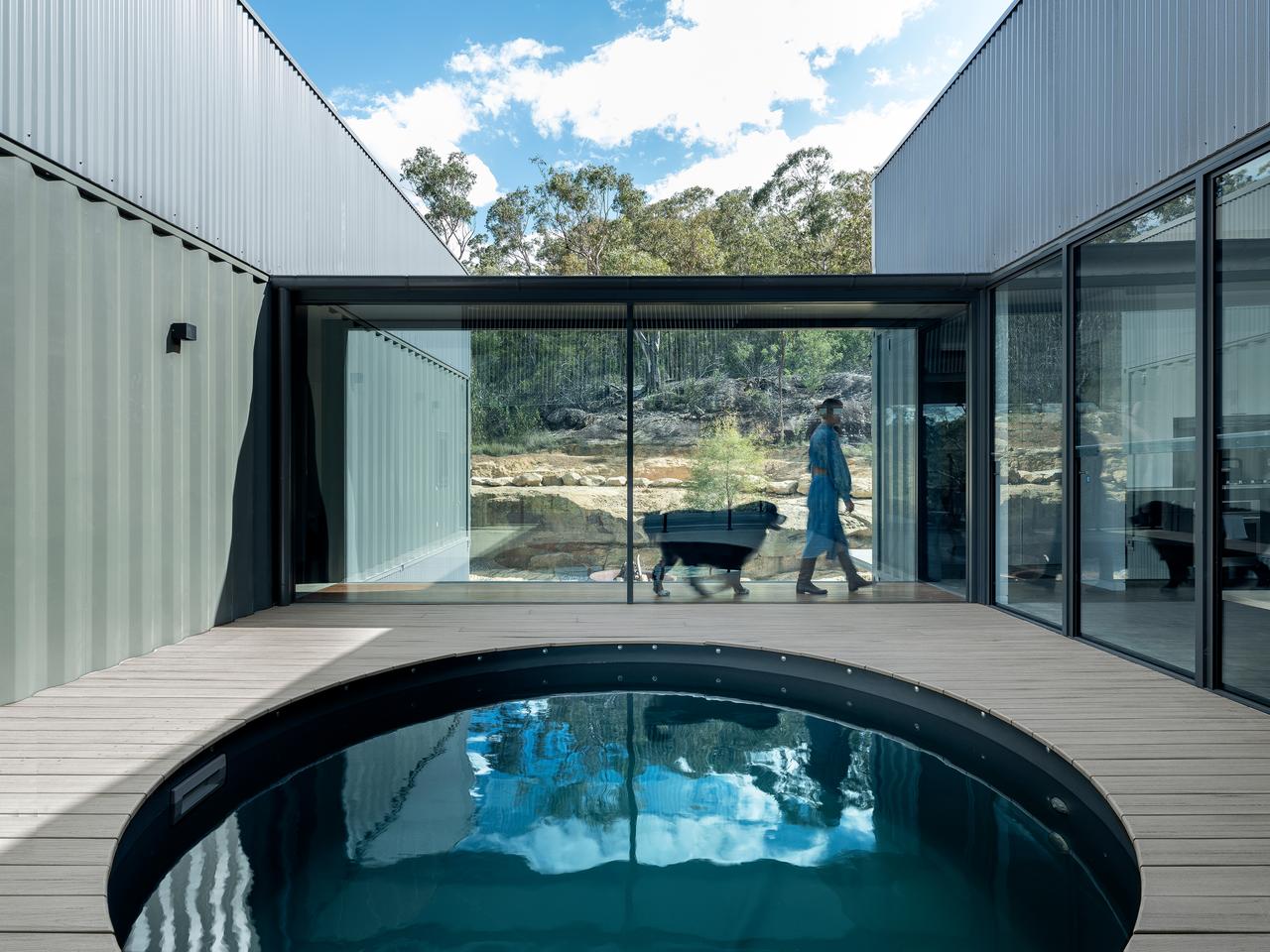 Colo Crossings was built using a total of four shipping containers, which have been heavily modified and arranged around a plunge pool