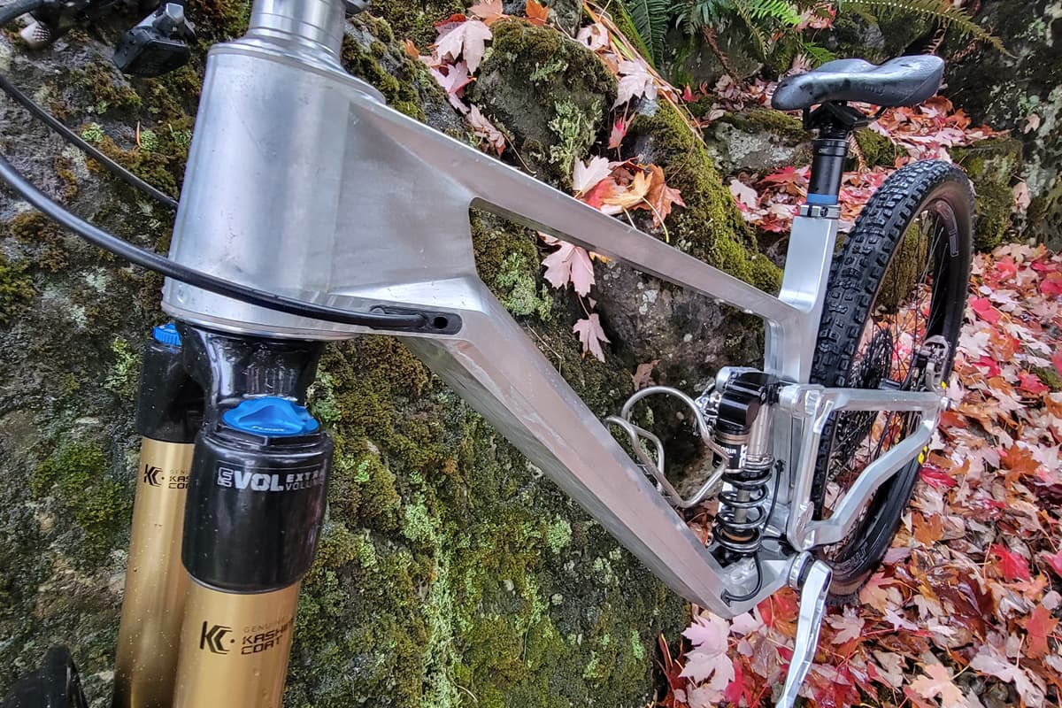 The Psalm 150 frame features internal cable routing