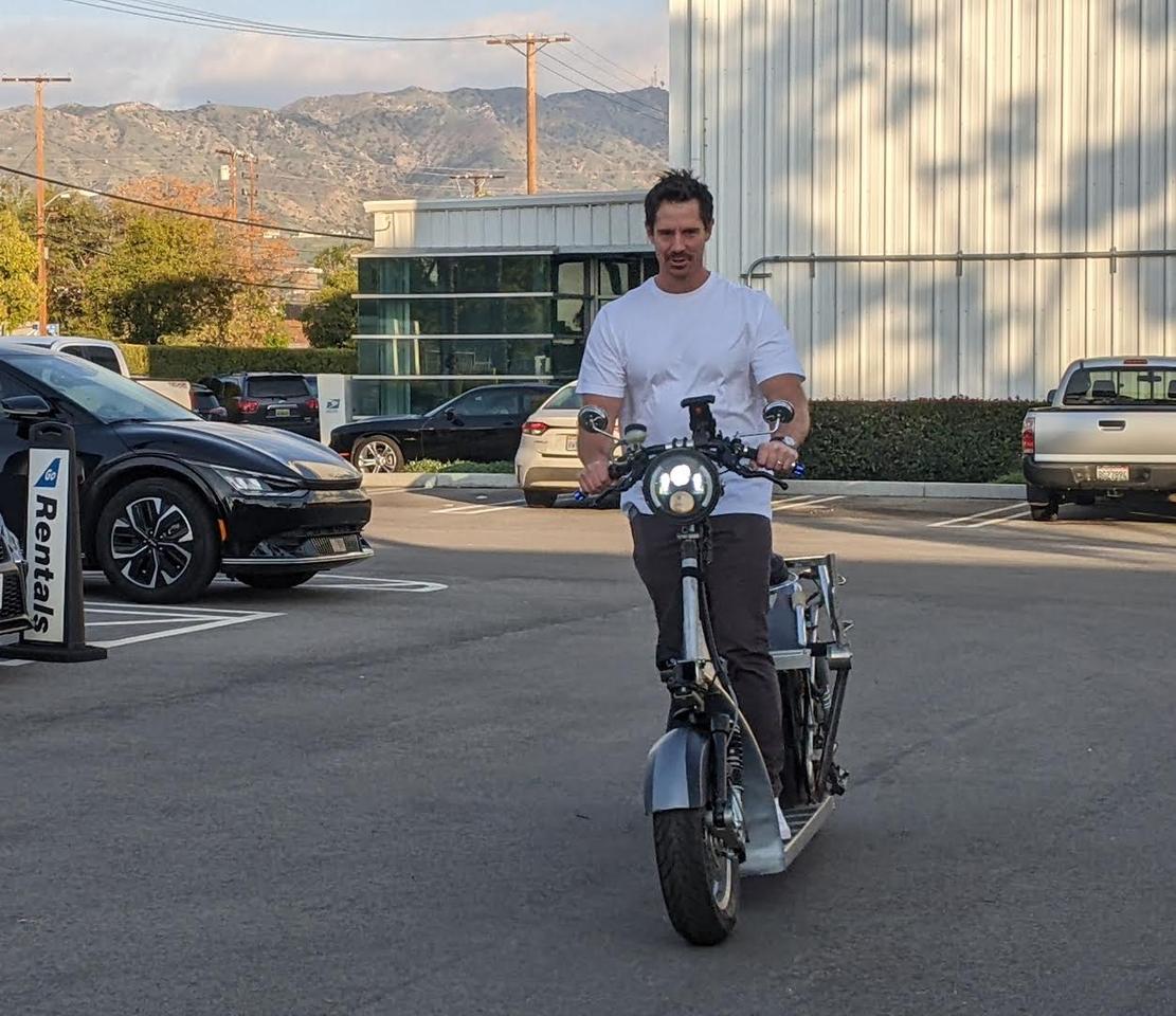 Veronica Mars actor Jason Dohring shows how insanely narrow this bike is: perfect for lane splitting