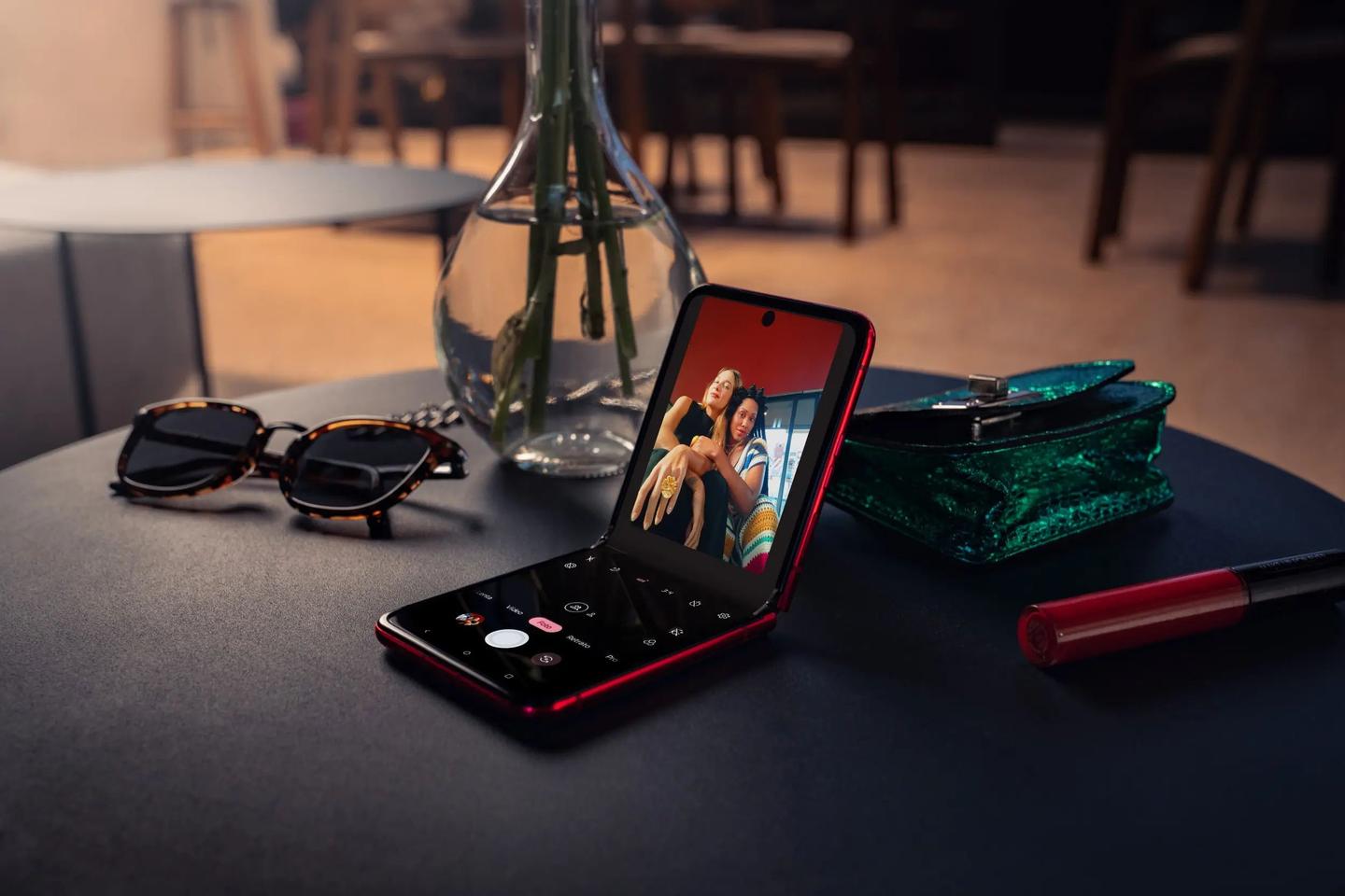 Opening out across a redesigned hinge is a 6.9-inch FHD+ display with 32-megapixel selfiecam