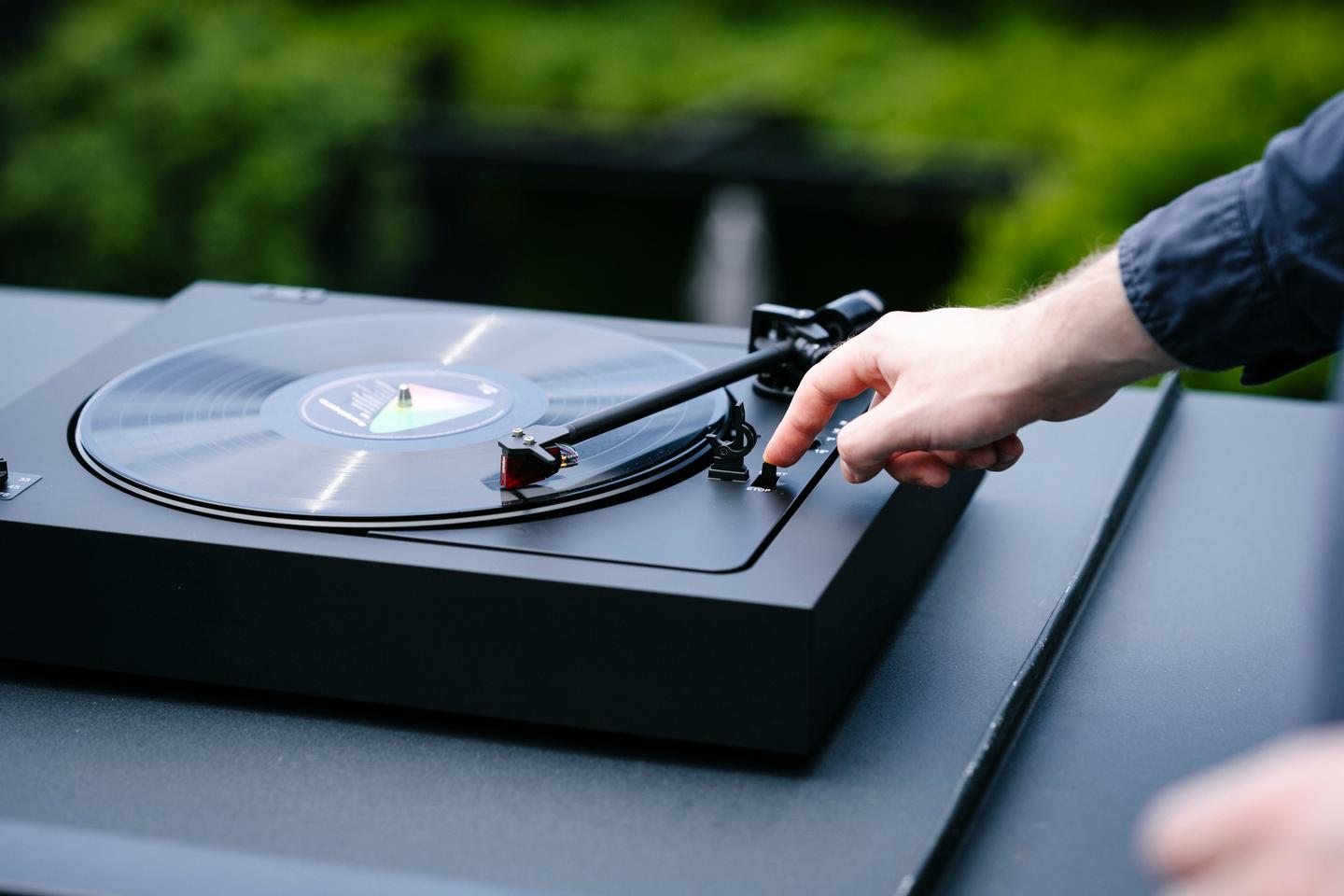 Playback is automatic started with a flick of the Start/Stop switch to the right of the tone-arm