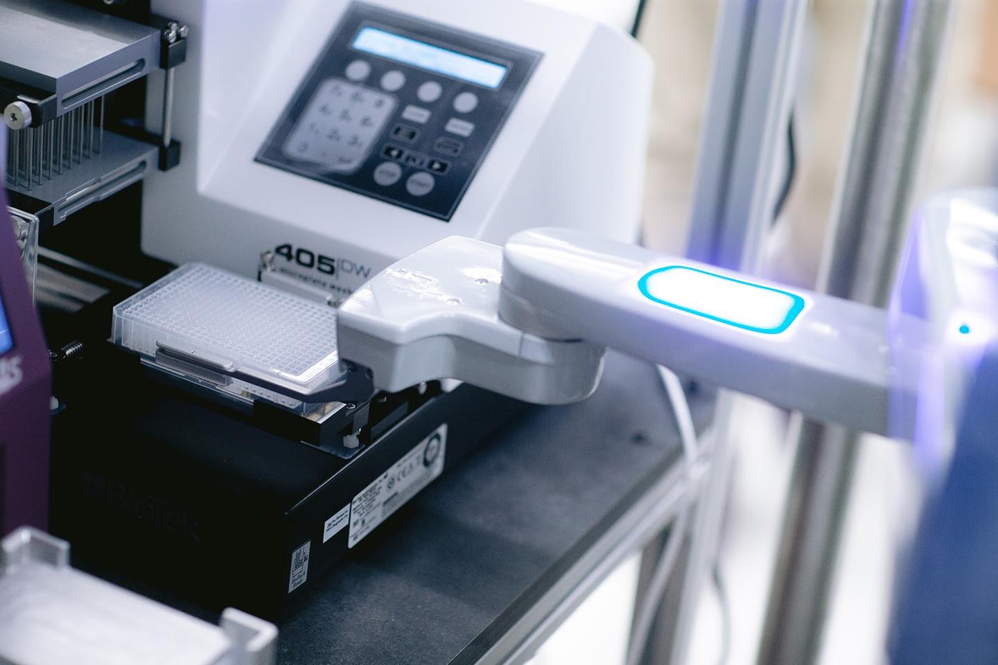 Robotic arm transfers samples to the test rig