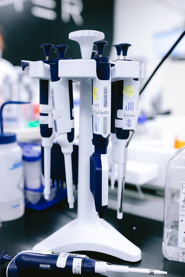 Variable volume manual pipettes