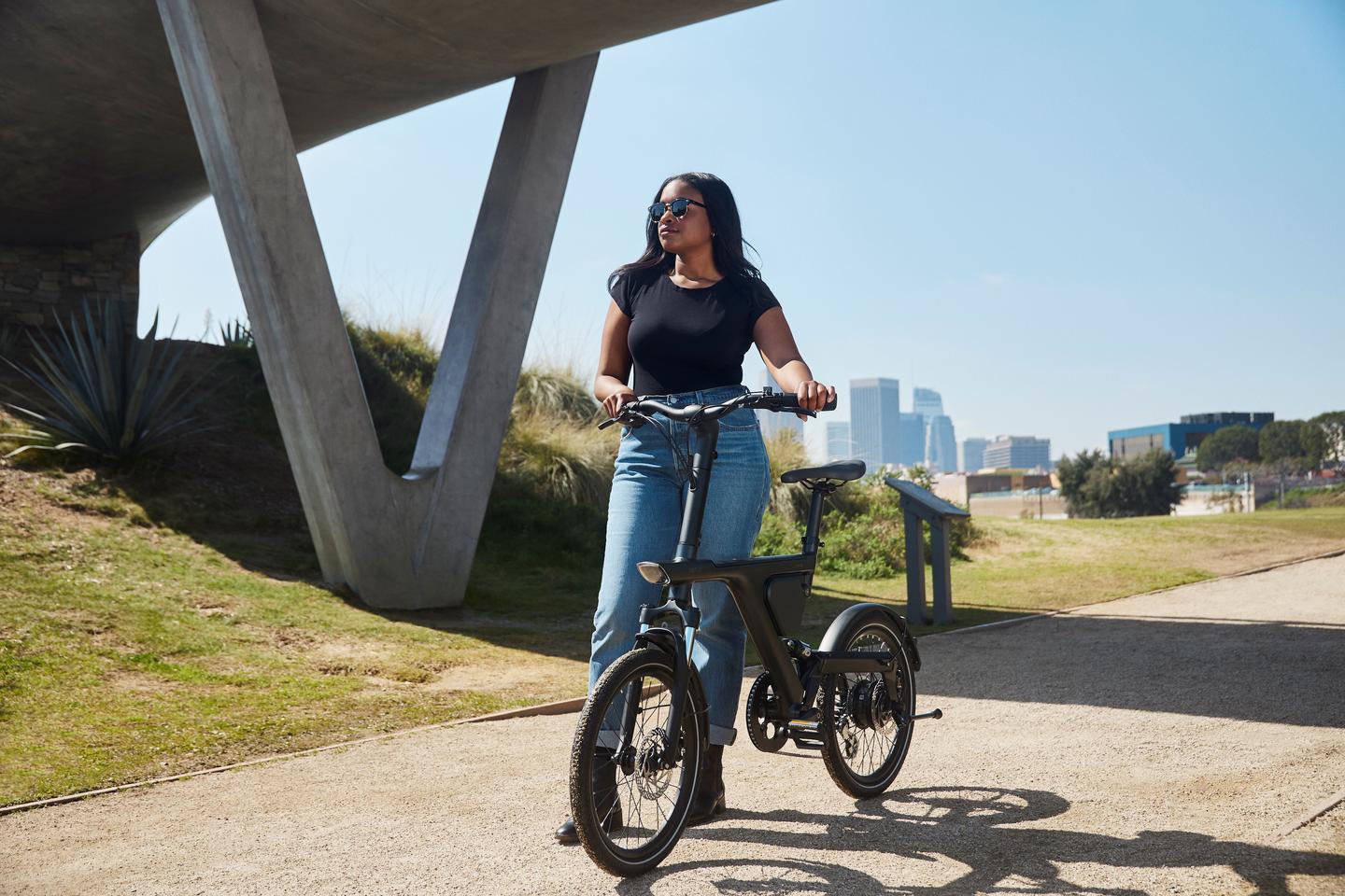 The Smalo PX2 sports a mid-step frame and 20-inch wheels, and boasts suspension front and back