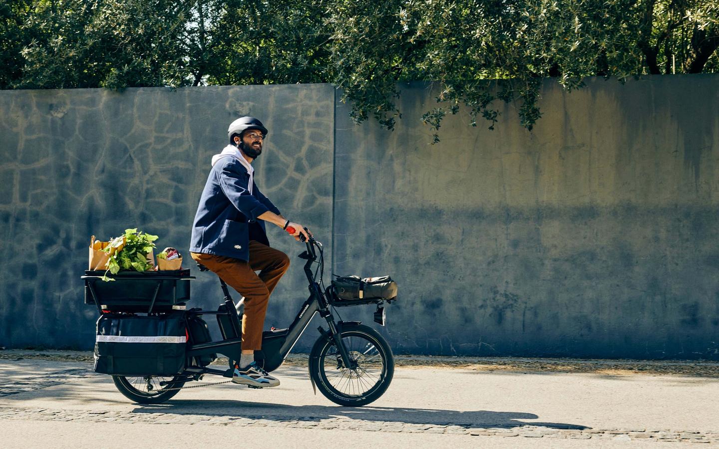 The Cargowagen Neo features a Bosch Performance Speed motor, PowerPack battery and Shimano gears