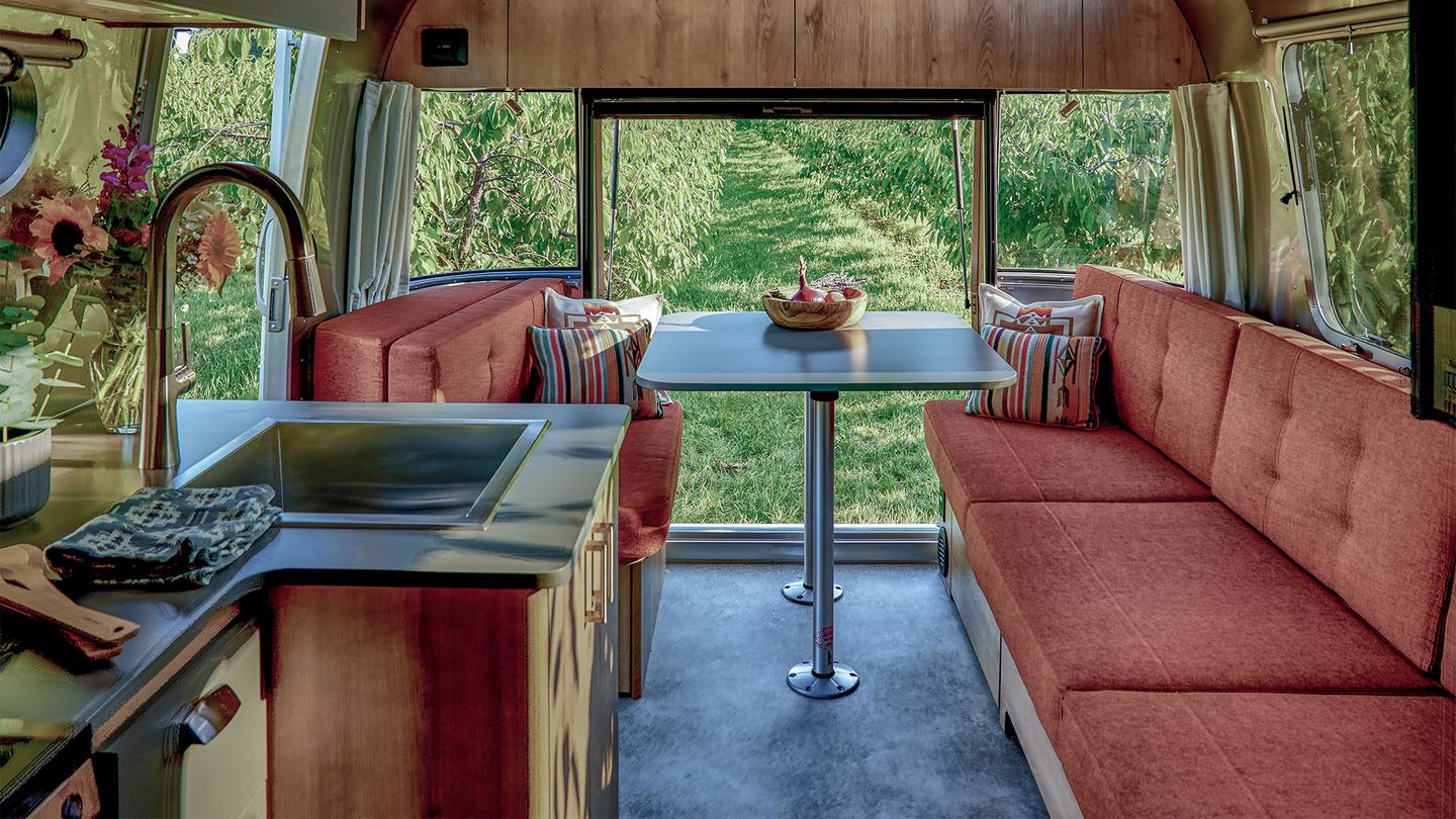 A panoramic al fresco dining experience