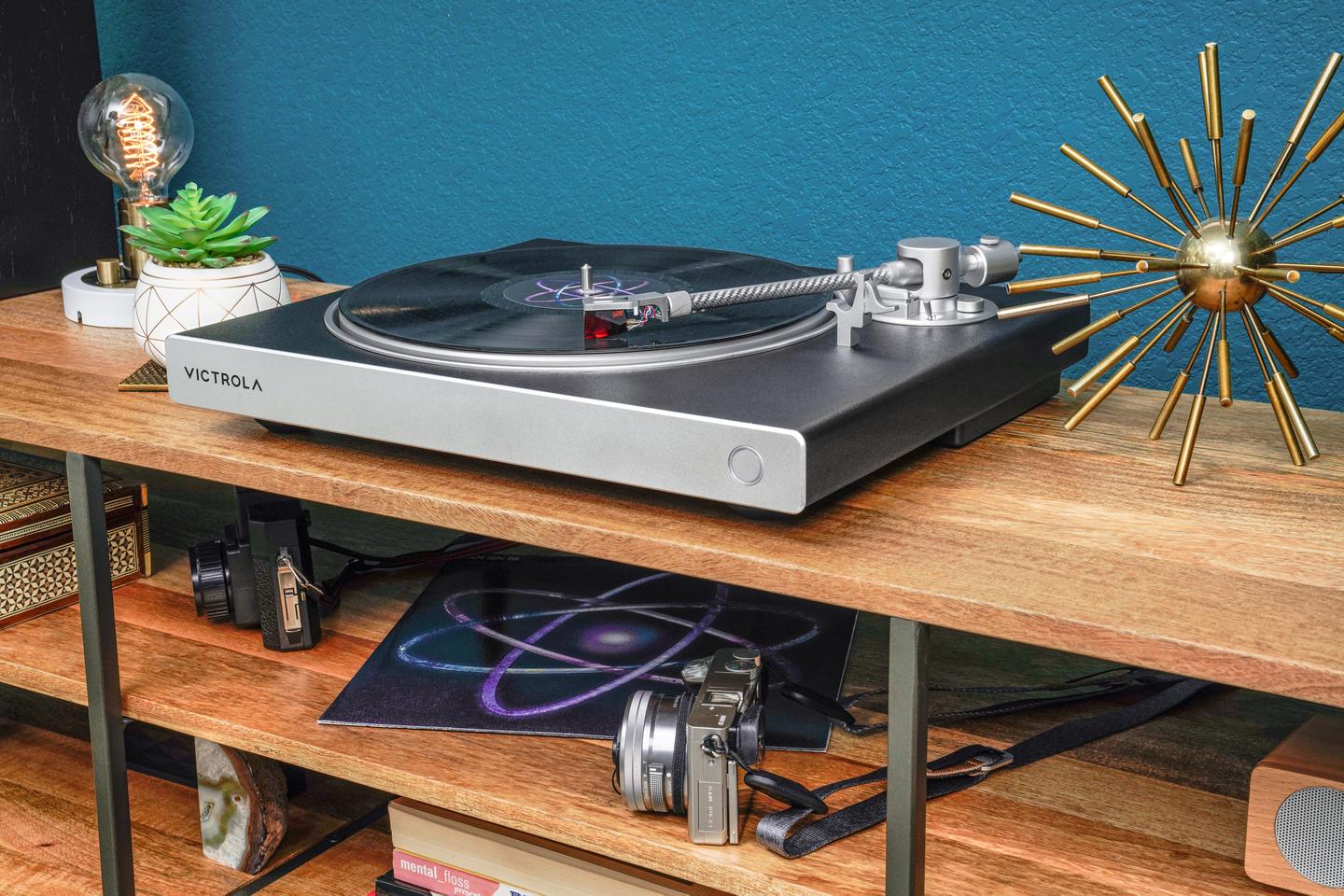 The Hi-Res Carbon features a carbon-fiber tonearm ending in an Ortofon 2M Red MM cartridge