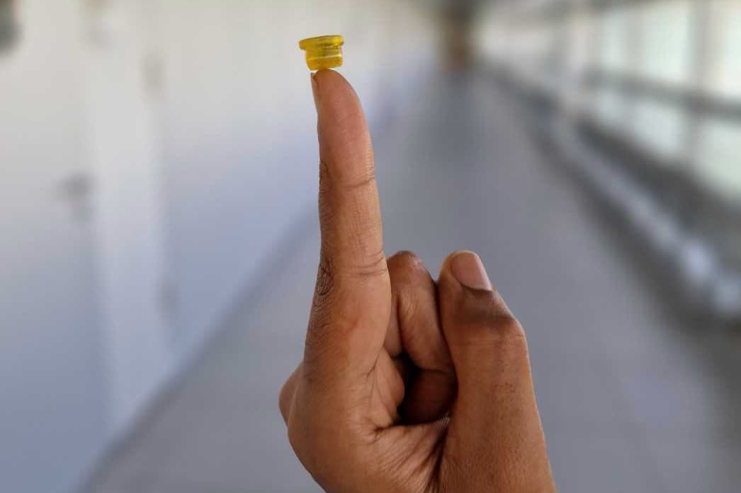 The suction cup measures 10 mm wide by 6 mm thick