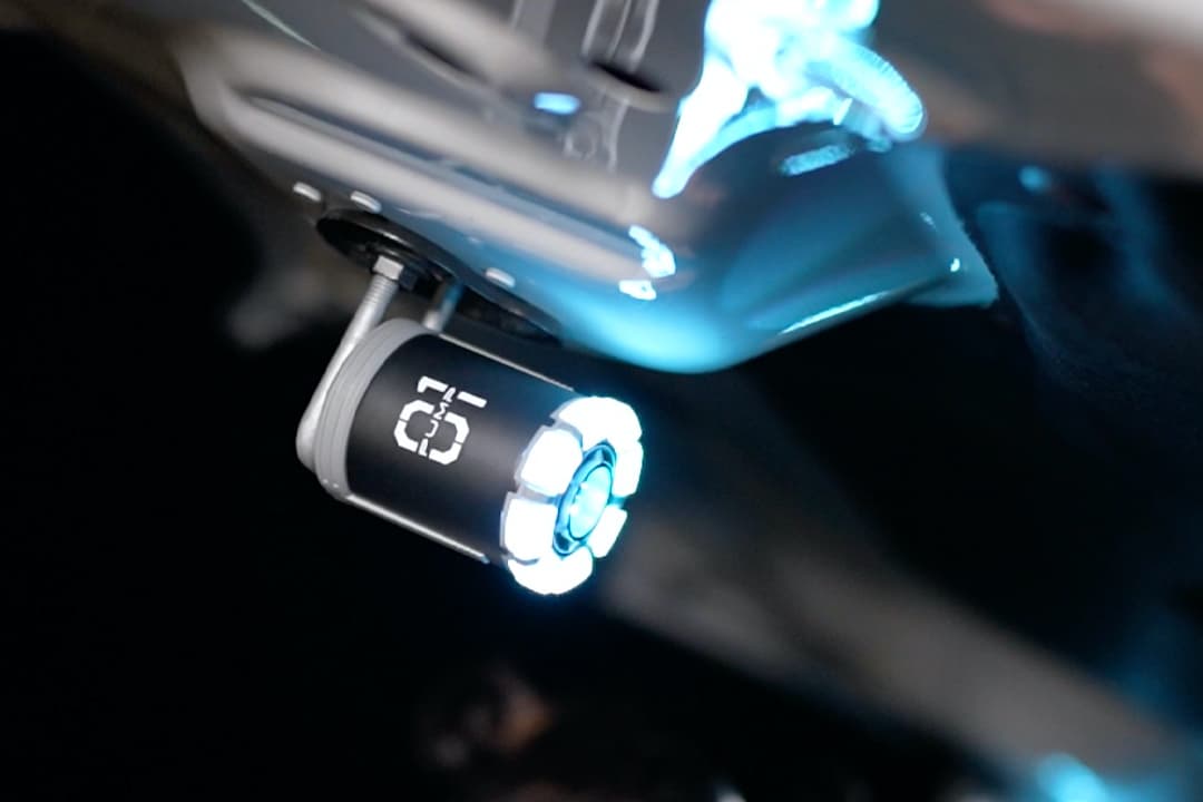 The 01 Pump can be stuck to ferromagnetic surfaces via its magnetic base