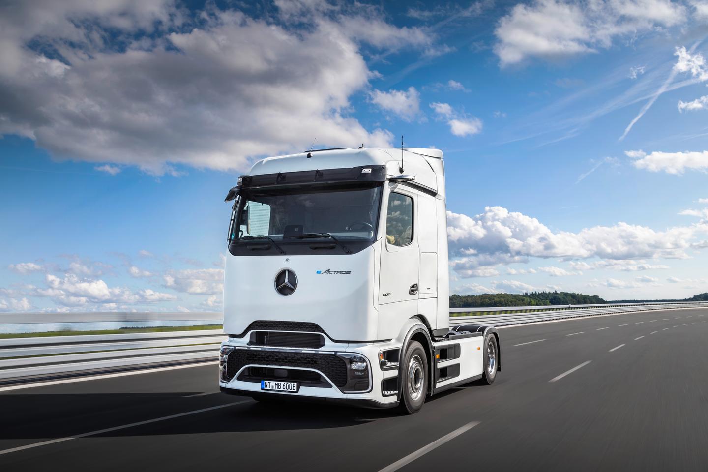 The eActros 600 features three LPO battery packs at a total capacity of 621 kWh