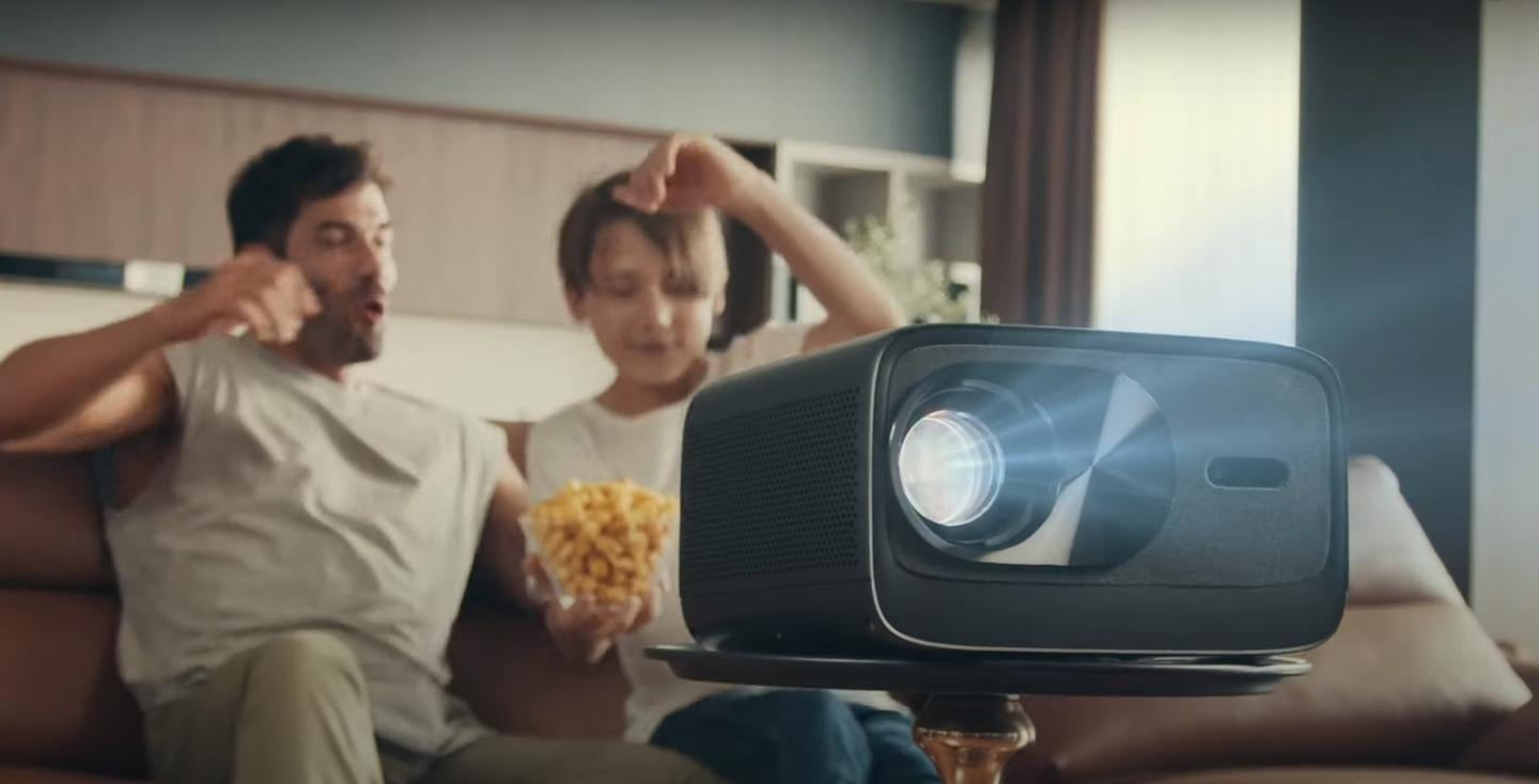The SP005's LED light source puts out 600 ANSI lumens