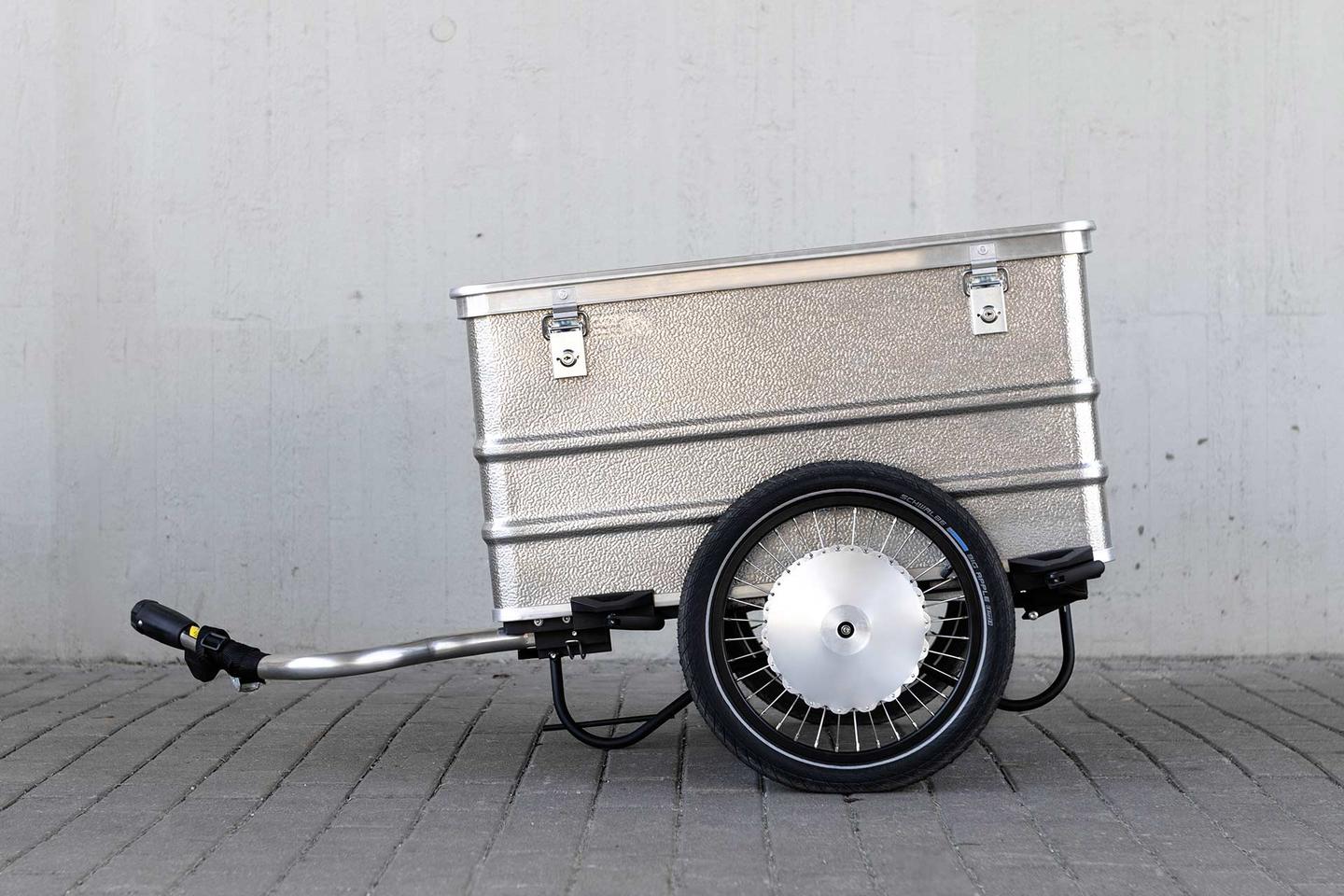 Three power levels are available up to 25 km/h, selected according to load and working with a pedal sensor to ensure the rider receives sufficient support