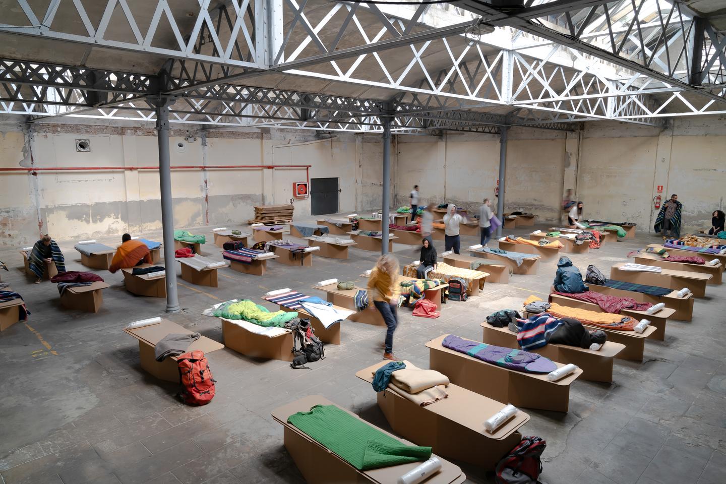 The speed of assembly is a record in the social sector: a system that starts from an extra-flat sheet and transforms into a bed in less than 5 seconds, a task that a single person can perform autonomously, without tools or prior training.