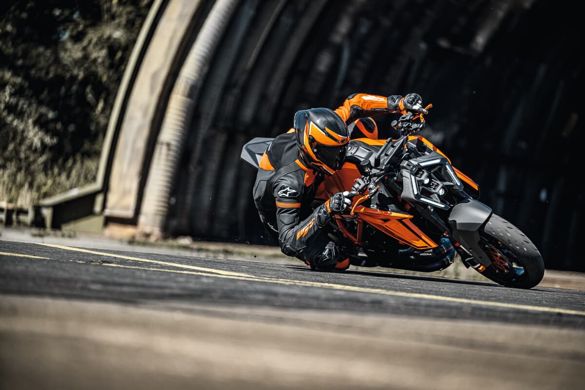 A monster performance naked for experienced riders