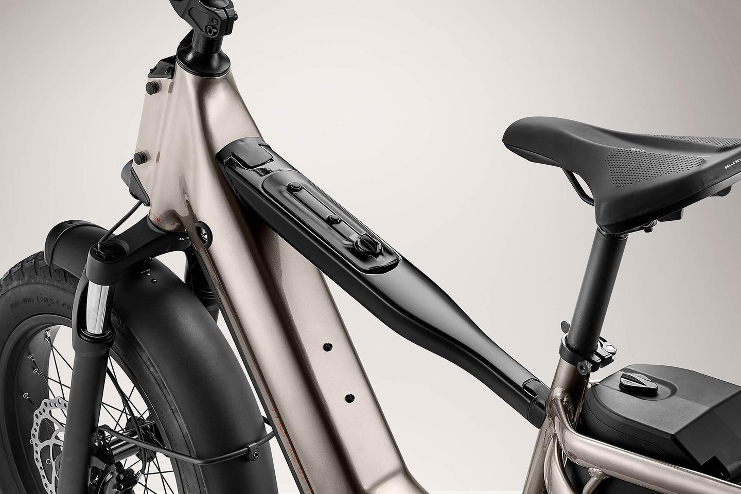 Momentum sells an optional top tube for the Cito E+, which offers a little extra storage when you need it and can be removed when you don't