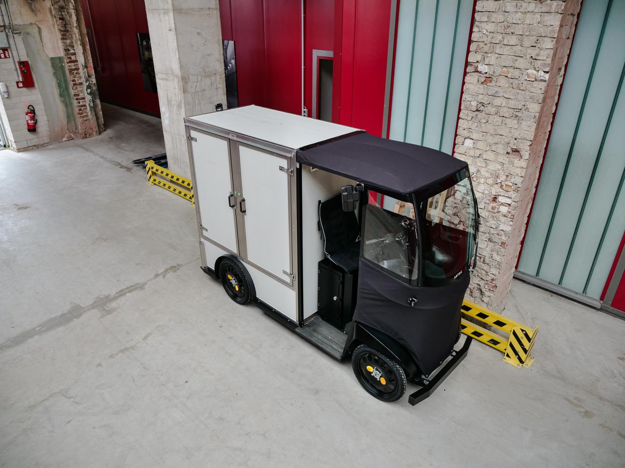 The Antric Evo_1 sports a 250-W motor for five levels of pedal-assist up to 25 km/h, and a dual battery pack for up to 50 km of per-charge hauling